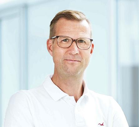 Portrait Prof. Dr. Philipp Niemeyer, Arzt OCM München, weißes Hemd, freundlicher Gesichtsausdruck