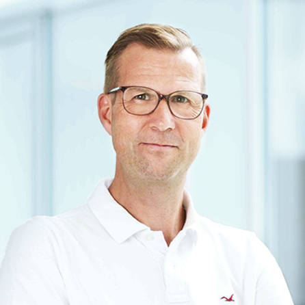 Portrait Prof. Dr. Philipp Niemeyer, Arzt OCM München, weißes Hemd, freundlicher Gesichtsausdruck