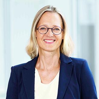 Portrait Cathleen Wenning Weber, OCM-Geschäftsführerin, blauer Blazer, weißes Top, lächelnd