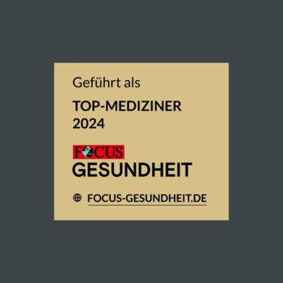Focus Gesundheit Top-Mediziner 2024, goldenes Schild mit schwarzer Schrift, grauer Hintergrund