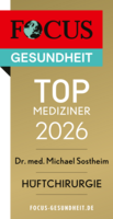 Dr. med. Michael Sostheim Focus Top Mediziner Siegel 2026 Hüftchirurgie Dr. med. Michael Sostheim, goldfarbenes Siegel mit weißer und schwarzer Schrift