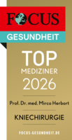 Prof. Dr. med. Mirco Herbort Focus Top Mediziner Siegel 2026 Kniechirurgie Prof. Dr. med. Mirco Herbort, goldfarbenes Siegel mit schwarzer und weißer Schrift