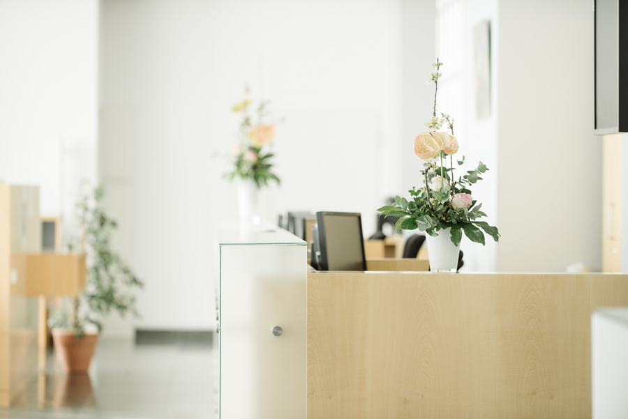 Side view of the reception desk of the OCM Orthopädische Chirurgie München with flowers