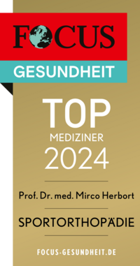 Focus Top Mediziner Siegel 2024 Sportorthopädie Prof. Dr. Mirco Herbort, goldfarbenes Siegel mit weißer und schwarzer Schrift