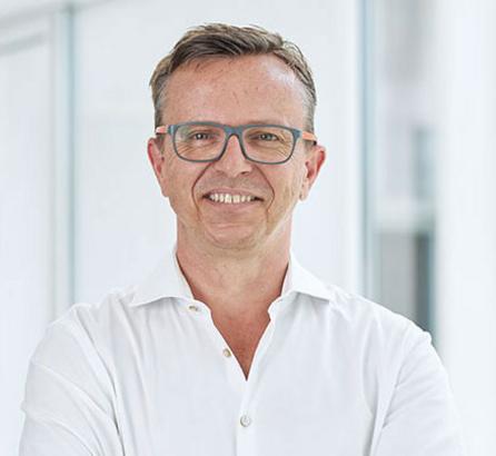 [Translate to Englisch:] Portraitfoto Prof. Robert Hube, lächelnd, Arzt der OCM Orthopädische Chirurgie München