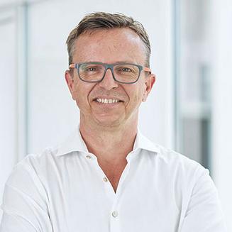 Portraitfoto Prof. Robert Hube, lächelnd, Arzt der OCM Orthopädische Chirurgie München